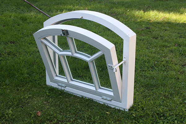 Hardhouten stalraam met uitzetraam, voorzien van dubbel glas (model E) 