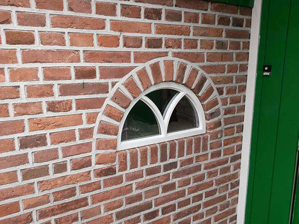 Nieuw hardhouten stalraam met isolatieglas