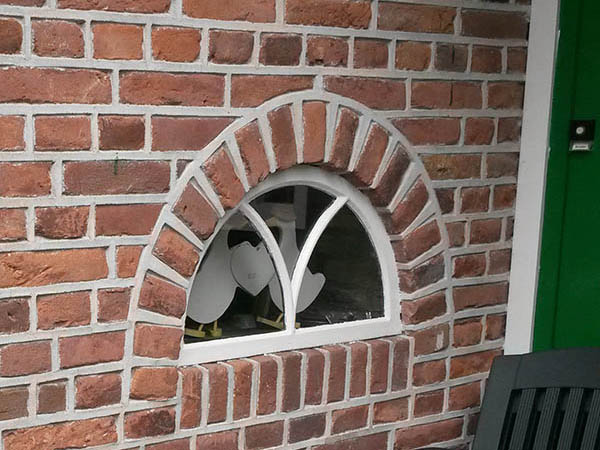 Oud gietijzeren stalraam enkelglas met condensatieprobleem